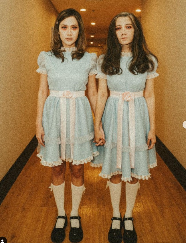 Bunga Citra Lestari bersama rekannya memilih cosplay menjadi karakter dalam film horror. Mengenakan dress biru yang dilengkapi dengan kaos kaki putih panjang dan sepatu hitam, BCL cosplay menjadi The Shining Twins. Penampilannya itu makin menyeramkan dengan riasan wajah yang dikenakannya. Foto: Instagram