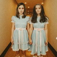 Bunga Citra Lestari bersama rekannya memilih cosplay menjadi karakter dalam film horror. Mengenakan dress biru yang dilengkapi dengan kaos kaki putih panjang dan sepatu hitam, BCL cosplay menjadi The Shining Twins. Penampilannya itu makin menyeramkan dengan riasan wajah yang dikenakannya. Foto: Instagram