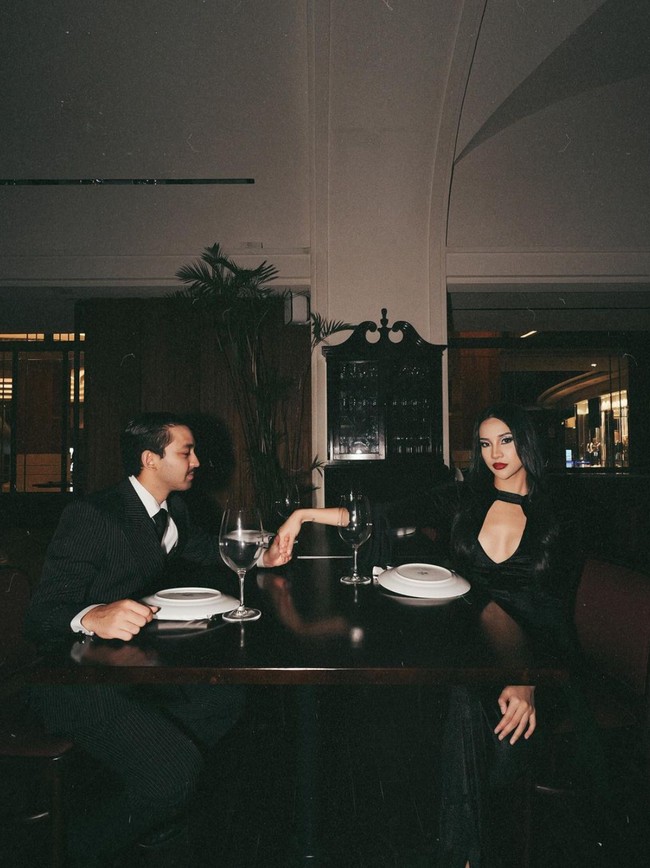 Anya Geraldine bersama kekasihnya, Nadif Zahiruddin tak kalah mencuri atensi kala cosplay menjadi Morticia dan Gomez di Addams Family. Anya tampil seksi mengenakan dress hitam panjang berbelahan dada cukup rendah. Sementara Nadif mengenakan setelan jas berwarna hitam. Foto: Instagram