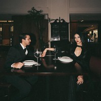 Anya Geraldine bersama kekasihnya, Nadif Zahiruddin tak kalah mencuri atensi kala cosplay menjadi Morticia dan Gomez di Addams Family. Anya tampil seksi mengenakan dress hitam panjang berbelahan dada cukup rendah. Sementara Nadif mengenakan setelan jas berwarna hitam. Foto: Instagram