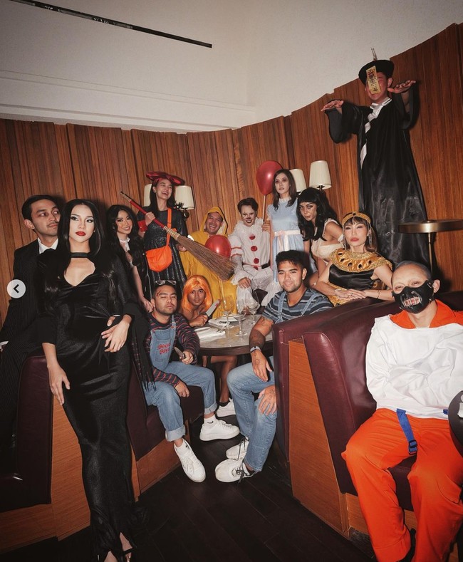 Potret para artis RI saat berkumpul bersama merayakan Halloween 2023. Terlihat ada yang cosplay menjadi karakter yang menyeramkan hingga seksi. Foto: Instagram