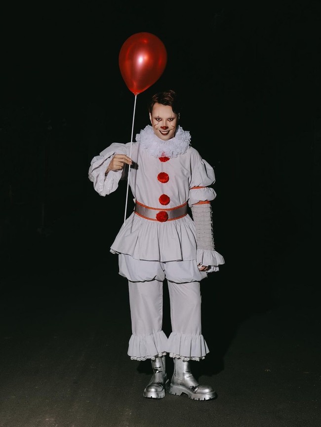 Vidi Aldiano memilih tampil seram menjadi badut dalam film IT. Mengenakan pakaian badut serba putih dan wajah yang digambar menggunakan tinta warna merah, Vidi tampak membawa balon khas karakter tersebut yang juga berwarna merah. Foto: Instagram