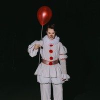 Vidi Aldiano memilih tampil seram menjadi badut dalam film IT. Mengenakan pakaian badut serba putih dan wajah yang digambar menggunakan tinta warna merah, Vidi tampak membawa balon khas karakter tersebut yang juga berwarna merah. Foto: Instagram