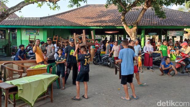 Atap SDN Menggare terbakar