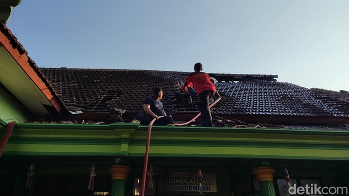 Atap SDN Menggare terbakar