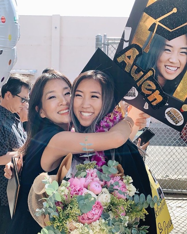 Selain dengan skincare, ibu Aylen berusaha merawat kesehatan wajahnya dengan menjaga agar selalu tidur telentang dan makan kimchi. Itu membantu mencegah jerawat dan keriput pada wajahnya. Terakhir dia makan banyak banyak kimchi. Itu tinggi nutrusi dan antioksidan, katanya. Foto: Instagram Aylen Park