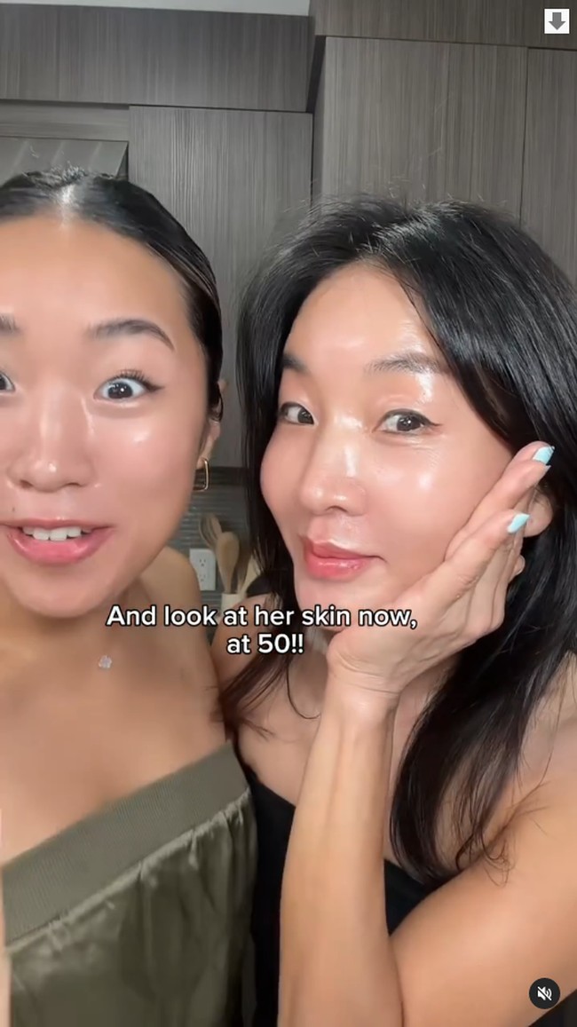Ibu Aylen pertama kali viral ketika mahasiswi asal Los Angeles, AS tersebut mengungkap penampilan wajahnya yang glowing, tanpa noda atau pun garis halus. Netizen pun terkejut ketika mengetahui usianya 50 tahun. Foto: Instagram Aylen Park