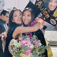 Selain dengan skincare, ibu Aylen berusaha merawat kesehatan wajahnya dengan menjaga agar selalu tidur telentang dan makan kimchi. Itu membantu mencegah jerawat dan keriput pada wajahnya. Terakhir dia makan banyak banyak kimchi. Itu tinggi nutrusi dan antioksidan, katanya. Foto: Instagram Aylen Park