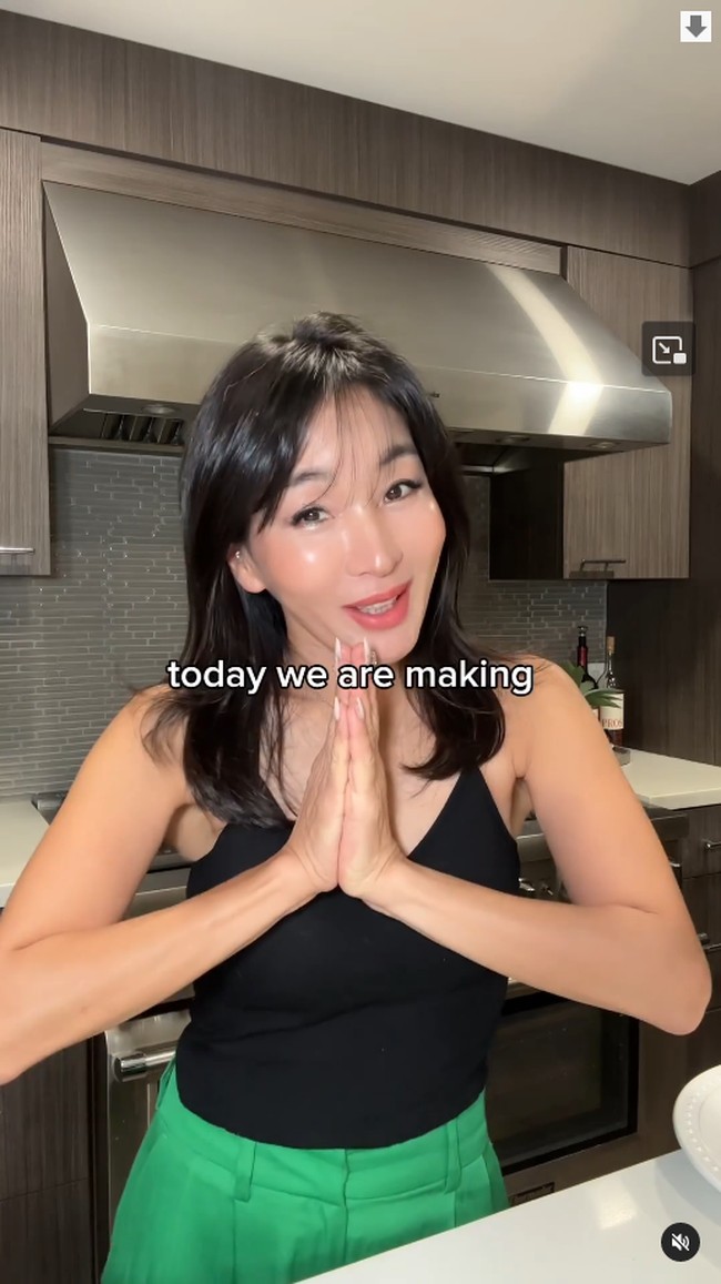 Wanita itu kemudian mengungkap bahwa penampakannya merupakan investasi sejak muda. Dikatakan jika ibunya menerapkan rutinitas skincare dan kebiasaan sejak 30 tahun lalu untuk menjaga kulit tetap kencang. Foto: Instagram Aylen Park