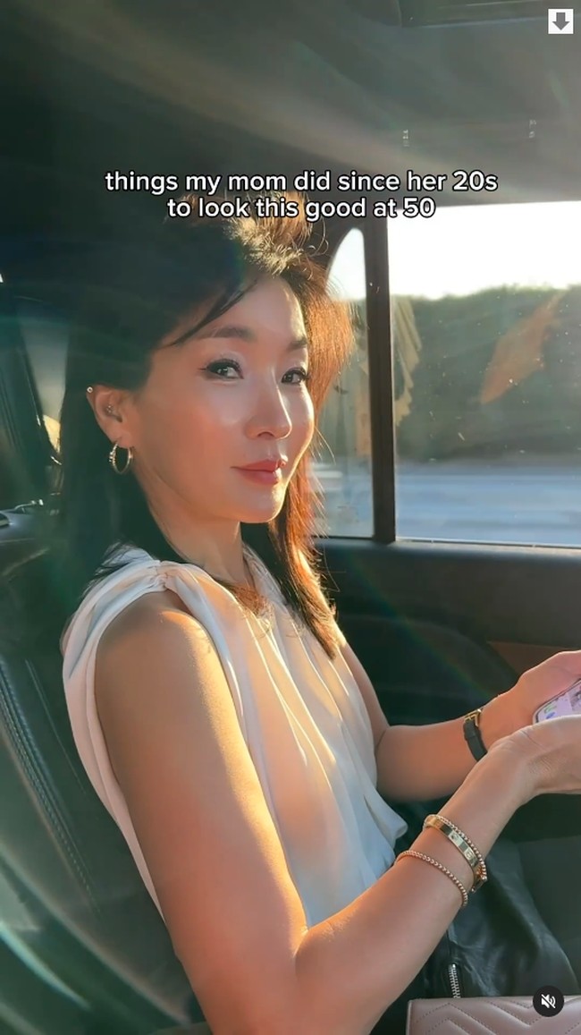 Dalam video yang Things my mom did since her 20s to look this good at 50, Aylen membocorkan perawatannya di keseharian. Dikatakan bahwa hal yang pasti dilakukannya adalah double cleansing atau membersihkan wajah dua tahap. Foto: Instagram Aylen Park