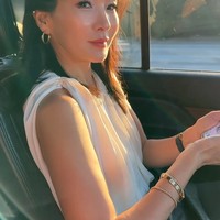 Dalam video yang Things my mom did since her 20s to look this good at 50, Aylen membocorkan perawatannya di keseharian. Dikatakan bahwa hal yang pasti dilakukannya adalah double cleansing atau membersihkan wajah dua tahap. Foto: Instagram Aylen Park