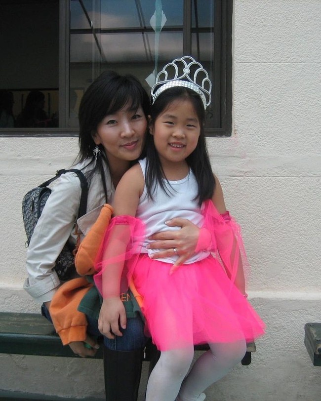 Tips awet muda lain yang diungkap ibu Aylen adalah mengenakan sunscreen. Tak hanya selalu menggunakannya setiap hari, ia juga memastikan untuk mengaplikasikannya sampai leher. Itu juga penting diterapkan karena leher sering kali luput padahal kulit di area tersebut paling cepat terlihat tanda-tanda penuaan. Foto: Instagram Aylen Park