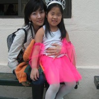 Tips awet muda lain yang diungkap ibu Aylen adalah mengenakan sunscreen. Tak hanya selalu menggunakannya setiap hari, ia juga memastikan untuk mengaplikasikannya sampai leher. Itu juga penting diterapkan karena leher sering kali luput padahal kulit di area tersebut paling cepat terlihat tanda-tanda penuaan. Foto: Instagram Aylen Park