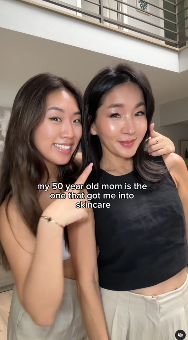 Meski begitu, tak sedikit pula yang menganggap bahwa kecantikan ibunya dibantu dengan perawatan lain, seperti Botox dan filler. Komentar itu belum mendapat tanggapan dari keduanya tapi Aylen mengakui jika sang ibu menerapkan produk-produk skincare mahal, seperti cleansing oil dari Bobby Brown, serum Estee Lauder, pelembap spray Caudalie, handcream LOccitane, Sunscreen Shiseido, dan lain-lain. Foto: Instagram Aylen Park