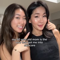 Meski begitu, tak sedikit pula yang menganggap bahwa kecantikan ibunya dibantu dengan perawatan lain, seperti Botox dan filler. Komentar itu belum mendapat tanggapan dari keduanya tapi Aylen mengakui jika sang ibu menerapkan produk-produk skincare mahal, seperti cleansing oil dari Bobby Brown, serum Estee Lauder, pelembap spray Caudalie, handcream LOccitane, Sunscreen Shiseido, dan lain-lain. Foto: Instagram Aylen Park