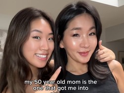 8 Foto Wanita 50 Tahun yang Disangka Kembaran Anaknya, Ungkap Tips Awet Muda