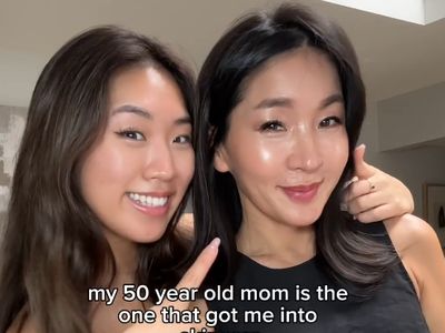 8 Foto Wanita 50 Tahun yang Disangka Kembaran Anaknya, Ungkap Tips Awet Muda