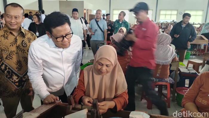 Bacawapres Muhaimin Iskandar (Cak Imin) menyambangi pabrik Sigaret Kretek Tangan (SKT) di Malang, Jawa Timur. (Dwi/detikcom)