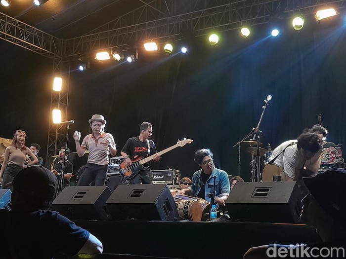 Band lokal Solo dan Jogja meriahkan puncak perayaan HUT ke-67 Lokananta, Minggu (29/10/2023) malam.