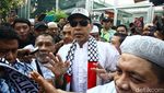 Bebas dari Lapas Salemba, Munarman Pakai Syal dan Topi Palestina