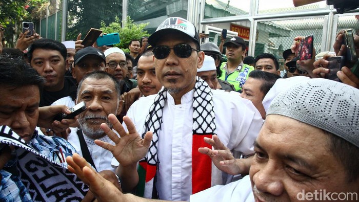 Mantan Juru Bicara Front Pembela Islam (FPI), Munarman, bebas hari ini. Munarman keluar Lapas Kelas IIA Salemba dengan mengenakan topi dan syal Palestina.