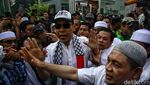 Bebas dari Lapas Salemba, Munarman Pakai Syal dan Topi Palestina