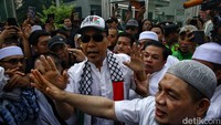 Dia keluar dari Lapas Salemba dan langsung disambut oleh simpatisan yang telah menunggunya di depan.  