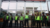 Tampak penjagaan di Lapas Salemba saat pembebasan Munarman.  