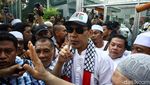 Bebas dari Lapas Salemba, Munarman Pakai Syal dan Topi Palestina