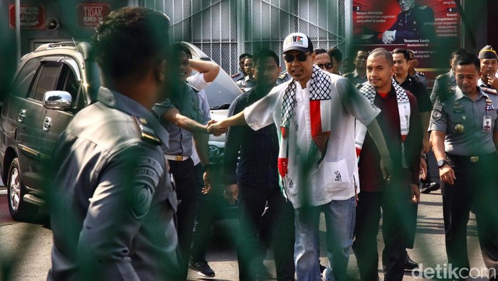 Bebas dari Lapas Salemba, Munarman Pakai Syal dan Topi Palestina Mantan Juru Bicara Front Pembela Islam (FPI), Munarman, bebas hari ini. Munarman keluar Lapas Kelas IIA Salemba dengan mengenakan topi dan syal Palestina.