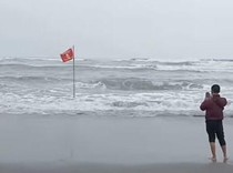 Wajib Tahu! Makna Bendera Merah Tanda Bahaya di Pantai Parangtritis