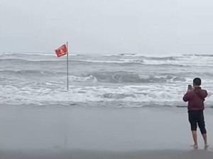 Wajib Tahu! Makna Bendera Merah Tanda Bahaya di Pantai Parangtritis