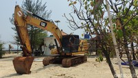 Pulau ini ditutup sementara karena abrasi. Terlihat dua ekskavator mengeruk pasir pantai di sana. (bonauli/detikcom)