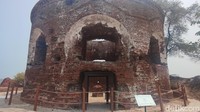 Benteng Martello juga ikut ditutup. Pagar pembatas terlihat mengelilingi bangunan situs. (bonauli/detikcom)