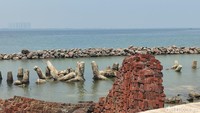 Abrasi mengikis ujung pulau, di mana Benteng Martello berdiri. Air laut terlihat naik sampai melewati bangunan benteng yang berada di bibir pantai. Bangunan itu juga ambruk ke laut. (bonauli/detikcom)