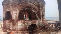 Dampak polusi juga terlihat di Benteng Martello. Langit terlihat buram seperti di Jakarta. (bonauli/detikcom)