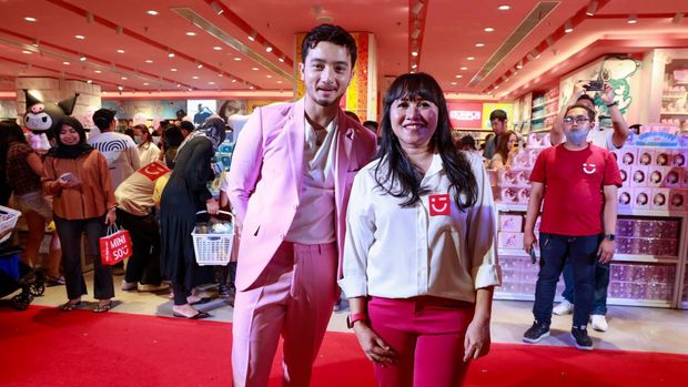 Bryan Domani tampil dengan jas dan celana panjang pink saat mengisi acara di kawasan Thamrin, Jakarta Pusat, belum lama ini.