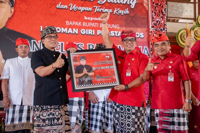 Bupati Badung Serahkan Dana Hibah dan BKK Rp 133 M ke Pemkab Tabanan