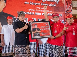 Bupati Badung Serahkan Bantuan Dana Hibah dan BKK Rp 133 Miliar