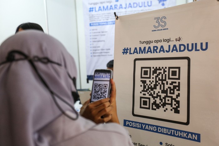 Calon pekerja melakukan pendaftaran lamaran kerja melalui online saat Bursa Kerja 2023 di Mal Pesona Square, Depok, Jawa Barat, Senin (30/10/2023). Dinas Tenaga Kerja (Disnaker) Kota Depok menggelar Bursa Kerja 2023 dengan menyediakan 2.142 lowongan kerja yang digelar hingga 31 Oktober 2023 bertujuan untuk menurunkan angka pengangguran terbuka di Depok. ANTARA FOTO/Asprilla Dwi Adha/hp.