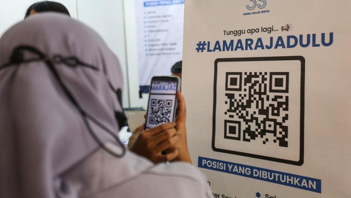 Calon pekerja melakukan pendaftaran lamaran kerja melalui online saat Bursa Kerja 2023 di Mal Pesona Square, Depok, Jawa Barat, Senin (30/10/2023). Dinas Tenaga Kerja (Disnaker) Kota Depok menggelar Bursa Kerja 2023 dengan menyediakan 2.142 lowongan kerja yang digelar hingga 31 Oktober 2023 bertujuan untuk menurunkan angka pengangguran terbuka di Depok. ANTARA FOTO/Asprilla Dwi Adha/hp.