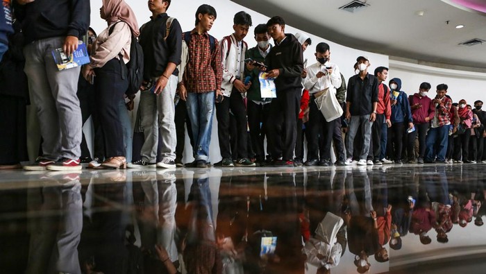 Calon pekerja melakukan pendaftaran lamaran kerja melalui online saat Bursa Kerja 2023 di Mal Pesona Square, Depok, Jawa Barat, Senin (30/10/2023). Dinas Tenaga Kerja (Disnaker) Kota Depok menggelar Bursa Kerja 2023 dengan menyediakan 2.142 lowongan kerja yang digelar hingga 31 Oktober 2023 bertujuan untuk menurunkan angka pengangguran terbuka di Depok. ANTARA FOTO/Asprilla Dwi Adha/hp.
