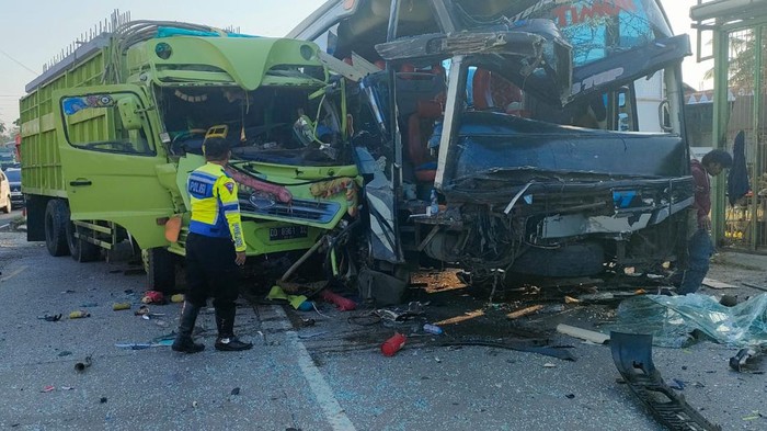 Bus, truk dan mobil boks terlibat kecelakaan beruntun di Barru. Dokumen Istimewa