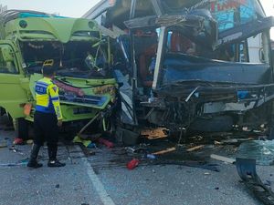 Detik-detik Bus Bawa 20 Penumpang Terlibat Kecelakaan Beruntun di Barru