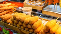 Terkenal sebagai pusat kuliner malam yang komplet, di kawasan Banjir Kanal Timur, Jakarta Timur, ada penjual corndog kaki lima yang terkenal. Dibanderol mulai dari Rp 10.000an surah bisa menikmati corndog yang enak. Foto: Instagram/Istimewa/Google Review