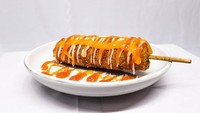 Corndog Gania yang besar dan mulur mozarellanya digemari masyarakat sekitar Cibubur hingga Ciracas. Ukuran yang besar, harga yang murah meriah, membuat para pelanggan puas jajan di kedai yang berada di Jalan Lapangan Tembak Cibubur, Ciracas, Jakarta Timur. Foto: Instagram/Istimewa/Google Review
