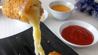 Keju mozarella yang mulur dan melimpan di dalam corndog bisa didapatkan di Mokbang Corndog. Berlokasi di Jalan Raya Kompas No.34, Pondok Ranji, Tangerang Selatan, harga per buah corndognya dipatok mulai Rp 18.000an. Foto: Instagram/Istimewa/Google Review