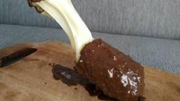 Sajikan corndog dengan isian keju mozarella yang mulur, Corndog Dong Bang mematok harga murah meriah untuk sebuah corndognya. Berada di Jalan Masjid Al-Ittihad, Bojong Pondok Terong, Depok, corndog di sini bisa dibeli mulai dari Rp 10.000an. Foto: Instagram/Istimewa/Google Review