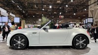 Daihatsu Vision Copen memiliki atap convertible yang bisa dibuka tutup secara elektris. Foto: Luthfi Anshori/detikOto