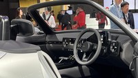 Intip sedikit bagian interiornya. Nuansanya serba hitam, jadi sangat cocok buat yang mendamba tampilan kabin sporty. Foto: Luthfi Anshori/detikOto